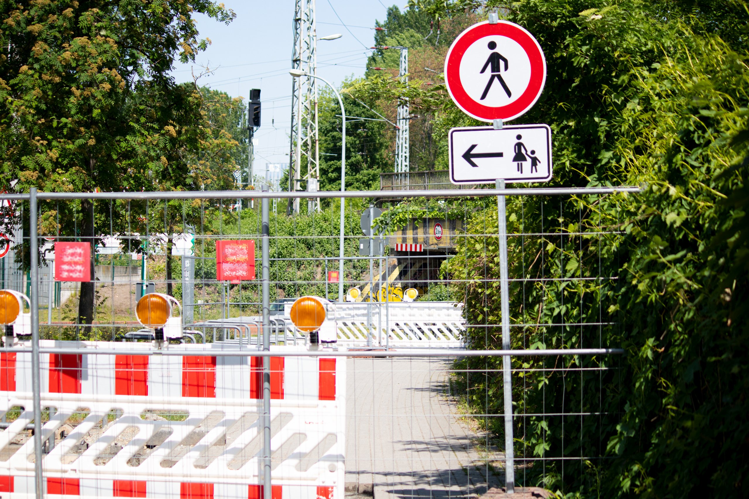 Eine Baustelle mit Straßensperrung