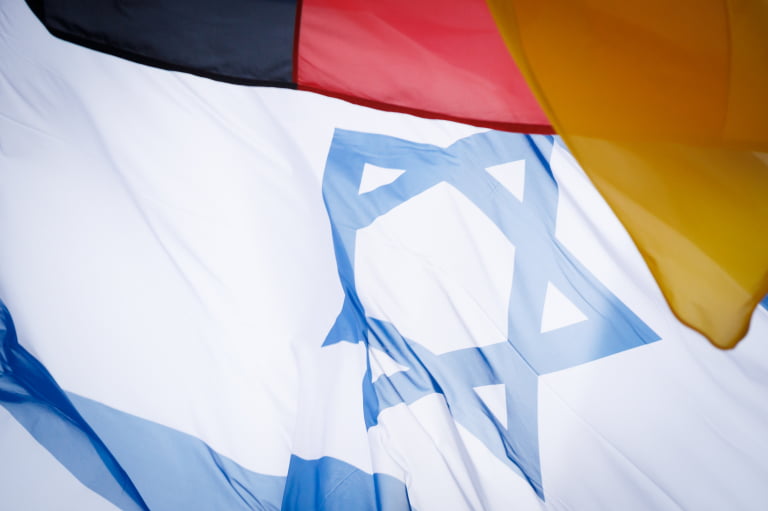 Fahnen von Israel und Deutschland